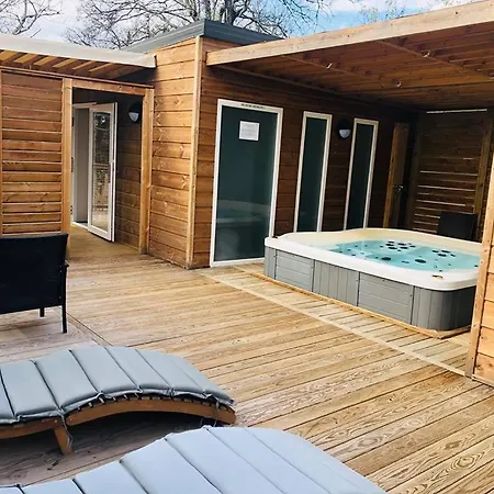 Bien Etre En 5 Etoiles Au Coeur Du Sud Ardeche, Domaine De Chaussy, Rivieres Vignobles Et Villages Classes Campsite *